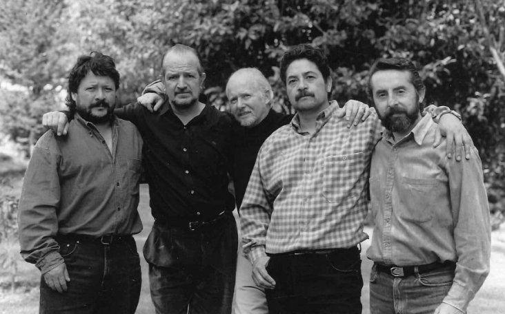 Jorge España junto a un grupo en 1994